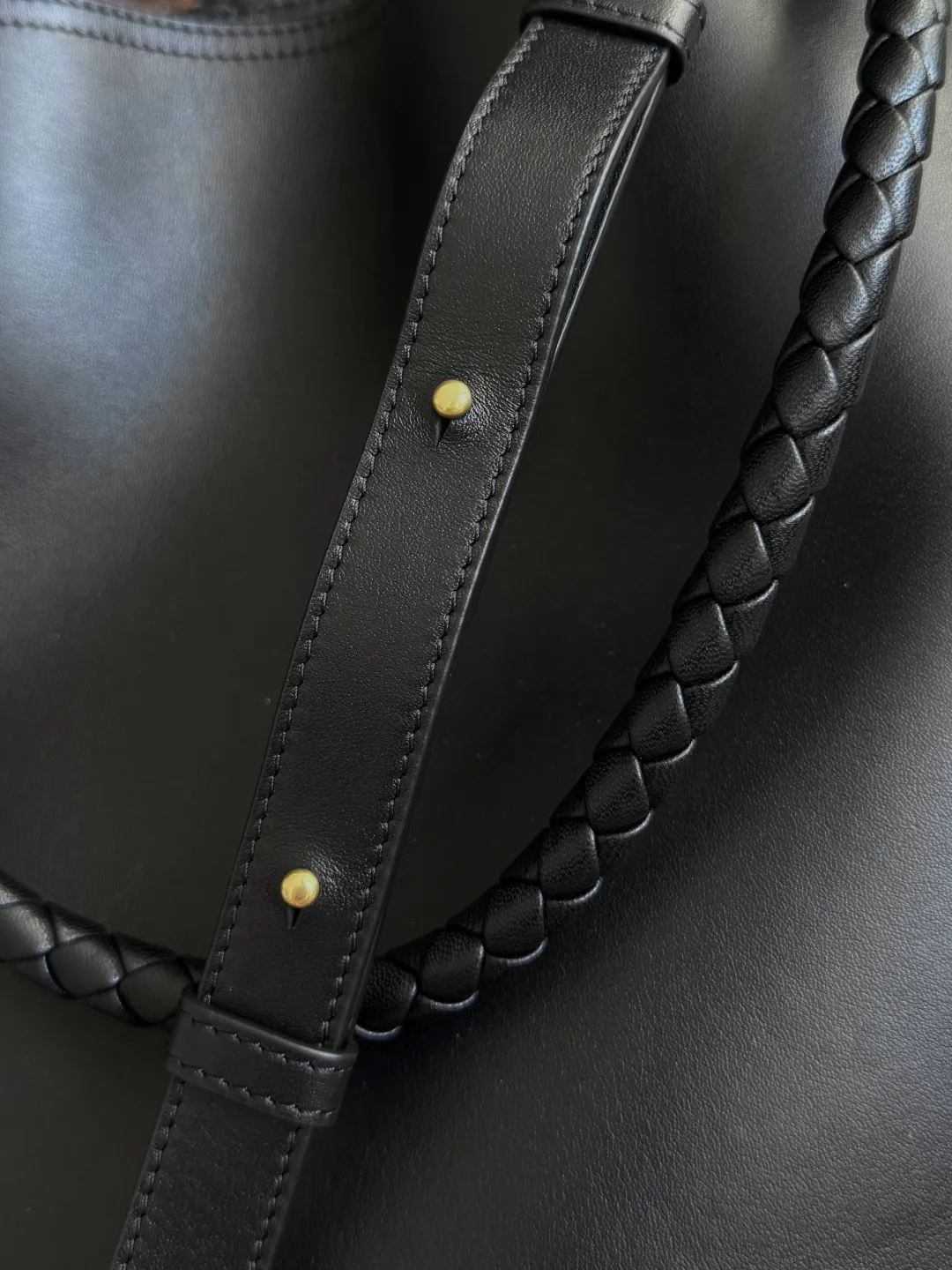 Batch 2660 BOTTEGA VENETA2025 new Andiamo bucket bag. This bag is made of silky calf leather🐂, with Intrecciato woven internal pockets, unique and eye-catching! The simple and smooth bucket bag shape is classic and versatile. Whether it is paired with a simple basic style or a fashionable personality, it can be adapted to 💯 and easily enhance the fashion sense of the overall look ~ The golden rope knot 🪢 is embellished with woven highlights and the scent of osmanthus in the wind, announcing the message of autumn✉️ When buying a bag, you must look for three things: 🎨Appearance is justice 🧵Excellent craftsmanship 👜Practice Style number: 844169 Size: 24*34*12cm